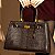 BOLSA MÉDIA SANTA LOLLA TEXTURIZADA LIZARD ALÇA TRANSVERSAL MARROM DARK - Imagem 8