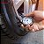 Medidor Digital De Pressão De Pneu Automotivo Compacto E Portátil Para Carros Motos E Bicicletas - Imagem 4