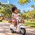 Mini Moto Elétrica Infantil Vespa Primavera 12v Branca Licenciada Com Luz Som Rodinhas Auxiliares Até 30kg - Imagem 4