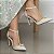 Sapato Scarpin Salto Fino Médio Off White com Pérolas DouradaTorricella AVS 66080C - Imagem 4