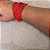 Pulseira Artesanal em Fios de Algodão Sustentável Vermelho - Imagem 3