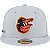 Boné New Era 59FIFTY MLB Baltimore Orioles Fitted Clubhouse 2025 Grey - Imagem 2