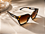 Óculos Cat-Eye Tartaruga com Lentes Degradê e Detalhe Metálico - Imagem 1