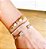 Bracelete ponta dois corações dourado - Imagem 2