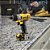 Parafusadeira a bateria 12V carregador bivolt jogo com 45 acessórios DCF610S2-BR DEWALT - Imagem 15