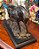 Magnífica e detalhada escultura de cavalo. - Imagem 8