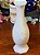 Delicado vaso solifluer em milk glass. - Imagem 4