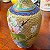 Vaso em Cloisonné - Decoração Floral de Peônias e Fundo Amarelo - Imagem 7
