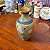 Vaso em Cloisonné - Decoração Floral de Peônias e Fundo Amarelo - Imagem 2