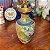 Vaso em Cloisonné - Decoração Floral de Peônias e Fundo Amarelo - Imagem 3