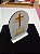 Lembrancinha de Batizado Personalizada – Display Oval em MDF Branco com Cruz Dourada - Imagem 2