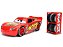 Relâmpago Lightning McQueen Disney Cars 1:24 Jada Toys + Estante com Rodas - Imagem 1