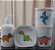 Kit higiene bebê Dinossauro 4 peças - potes, porta álcool e molhadeira - Peças Porcelana Tampas Pinus - Imagem 2