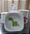 Kit higiene bebê Dinossauro 4 peças - potes, porta álcool e molhadeira - Peças Porcelana Tampas Pinus - Imagem 8