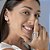 ANEL DE FLOR ESMALTADO BRANCO BANHADO A OURO - Imagem 2