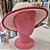 Chapéu de Crochê Feminino Bambu Rosa | Elegância e Proteção na Praia - Cor Cru Com Laço Vermelho - Imagem 1