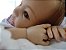 Bebê reborn kit nacional Tatá com 1,640 kg e 43 cm, cabelinhos implantados, olhos castanhos - Imagem 8