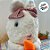 Coelho de Pelúcia Branco Segurando Cenoura com Laço Rosa - 25cm - 1 unidade - Rizzo - Imagem 4
