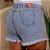 Short Jeans Feminino Plus Size Cós Alto Lavagem Clara Com Barra Desfiada e Aplicações de Strass- Sem Elastano - Imagem 5