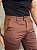 Calça Alfaiataria Sarja Acetinada Slim – Marrom - Imagem 2
