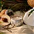 Mini Vela Lata Relevo Tahitian Coconut Vanilla 25H - Voluspa - Imagem 3