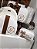 Kit Maternidade Malinha New, Mochilinha baby P e Nécessaire box M Sintético offwhite com faixa caramelo - Imagem 4