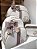 Kit Maternidade Bolsa Média, Mochilinha baby P e Necessarie Carol Sintético Offwhite com faixa rosé - Imagem 8
