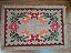 Tapete Arraiolo Moldura Flor Fundo Bege 55x80cm - Imagem 1