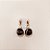 Brinco de Bolinha Agata Negra 8mm e 10mm. Pedras Naturais. Banho Ouro - Imagem 3