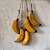 Penca Decorativa Artesanal com 5 Bananas em Madeira - Imagem 1