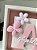 Enfeite de porta maternidade com flor e borboleta de crochê amigurumi - Imagem 2