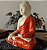 Escultura de Buda em Resina com Manto Laranja (30cm) - Imagem 2