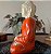 Escultura de Buda em Resina com Manto Laranja (30cm) - Imagem 3