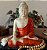 Escultura de Buda em Resina com Manto Laranja (30cm) - Imagem 1