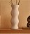 Vaso Decorativo Orgânico Ondulado em Cerâmica Bege (33x11) - Imagem 1