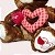 Urso de Pelúcia Chocolate com Corações Amor 32cm Macio e Romântico Dia dos Namorados - Imagem 4