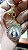 CHAVEIRO MOSQUETÃO APARECIDA MANTA AZUL STRASS OVAL DOURADO - Imagem 3