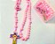 TERÇO ROSA INFANTIL JESUS NA CRUZ MENININHA REZANDO criança - Imagem 2