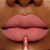 Batom Líquido Creamy Matte - Hazel Nude | Mari Maria Makeup: Nude elegante e aveludado para seus lábios - Imagem 4