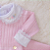Saída de Maternidade Bebê Menina Tricot Tranças Rosa 5 Peças Premium - Imagem 5
