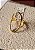 Anel aro fino con dois aro na lateral e detalhe oval vazado no topo (BANHADO A OURO 18K) - Imagem 5