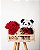 KIT PRESENTE ROMÂNTICO - CESTO COM URSO PANDA E CHOCOLATE FERRERO ROCHER E BUQUÊ COM 12 ROSAS VERMELHAS COLOMBIANAS - Imagem 1