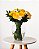 BUQUÊ ELEGANCE-ROSAS AMARELAS E CRAVINAS BRANCAS NO VASO DE VIDRO COM FOLHAGENS DE CANOA - Imagem 2