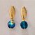 BRINCO FOLHEADO A OURO BASE LISA COM CRISTAL SEXTAVADO AZUL 30MM OUBR000047 - Imagem 1