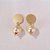 BRINCO FOLHEADO A OURO BASE LISA COM PÉROLA 10MM OUBR000056 - Imagem 1