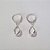 BRINCO FOLHEADO A PRATA COM 50 MILÉSIMOS + VERNIZ DIAMOND ARGOLA DE PRESSÃO FORMATO GOTA PEDRA CRISTAL 8MM (PAR) PRBR000620 - Imagem 1