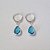 BRINCO FOLHEADO A PRATA COM 50 MILÉSIMOS + VERNIZ DIAMOND ARGOLA DE PRESSÃO FORMATO GOTA PEDRA CRISTAL AZUL CLARO 8MM (PAR) PRBR000621 - Imagem 1