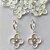BRINCO FOLHEADO A PRATA COM 50 MILÉSIMOS + VERNIZ DIAMOND - BRINCO ARGOLINHA DE PRESSÃO (TRANQUETA) PRATA 13MM (PRA392) PRBR000774 - Imagem 1
