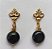 BRINCO FOLHEADO A OURO COM 5 MILÉSIMOS + VERNIZ DIAMOND BRINCO COM PINO E PEDRA OLHO DE GATO - TAMANHO 8MM (OURO005) - OUBR000085 - Imagem 1