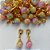 BRINCO FOLHEADO A OURO - BANHADO COM 5 MILÉSIMOS + VERNIZ DIAMOND - BRINCO DE PINO COM PEDRA GLASS COLORIDAS IMPORTADAS 10MM - (OURO236)OUBR000198 - Imagem 1